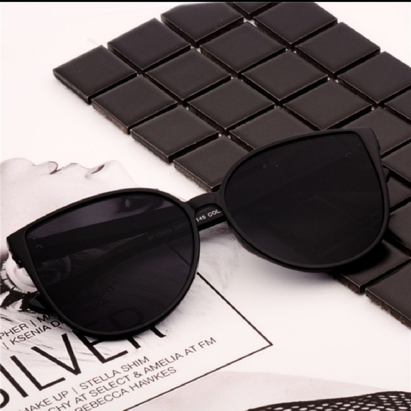 Oversized Black Cat Eye Sunglasses - Picture 3 of 4